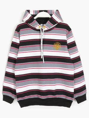 Yatay çizgili kumaşlı, arma nakışlı, astarlı ve beyaz bağcıklı kapüşonlu, erkek çocuk sweatshirt. Gri Çizgili | DOBAKIDS