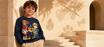 Karakter baskılı sweatshirt giyen erkek çocuk