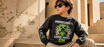 Oyun temalı baskılı sweatshirt giyen erkek çocuk
